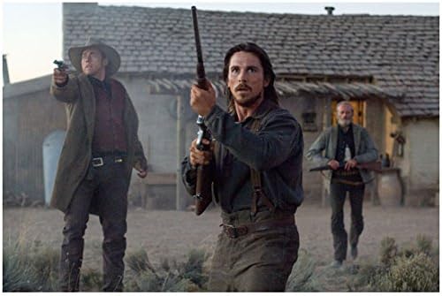 3:10'dan Yuma'ya Christian Bale Silah Tutuyor, Peter Fonda Silahla Yürüyor ve Kevin Durand Nişan Silahı 8 x 10 Fotoğraf