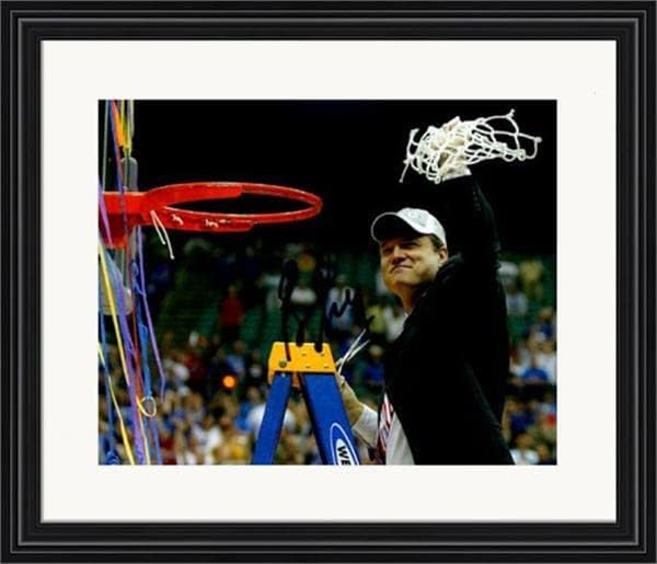 Bill Kendinden imzalı 8x10 fotoğraf (Kansas Jayhawks Basketbol Koçu) SC15 Keçeleşmiş ve Çerçeveli - İmzalı Kolej